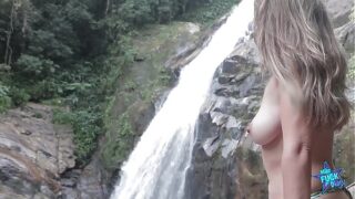 Amadora safada liberou o cuzinho no meio do mato