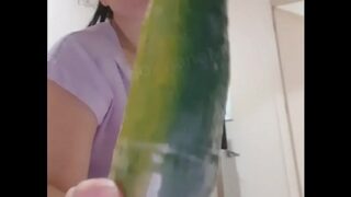 Caseira safadinha enfiando o pepino no cuzão