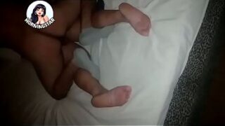 Pauzudo socando a rola na boceta da caseira safada gostosinha