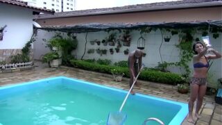 Negão pauzudo comendo a patroa na piscina redtube porno nacional