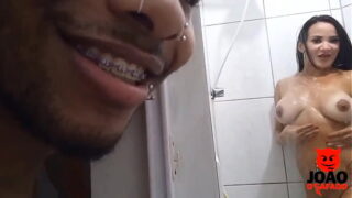 Putaria no banheiro sexo quente com mulata maravilhosa boazuda safadona